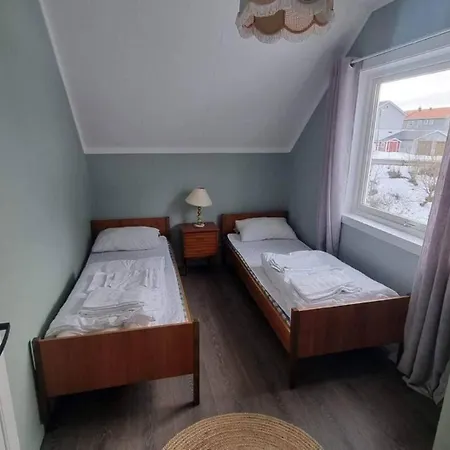 House By The Sea Reine, Lofoten בית נופש