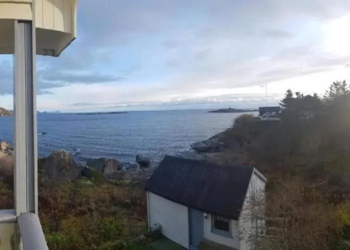 House By The Sea Reine, Lofoten
